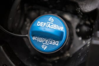 AdBlue: Der Zusatzstoff ist eine Mischung aus Wasser und synthetischem Harnstoff, die bei Dieselfahrzeugen mit SCR-Kat in den Abgasstrang eingespritzt wird.