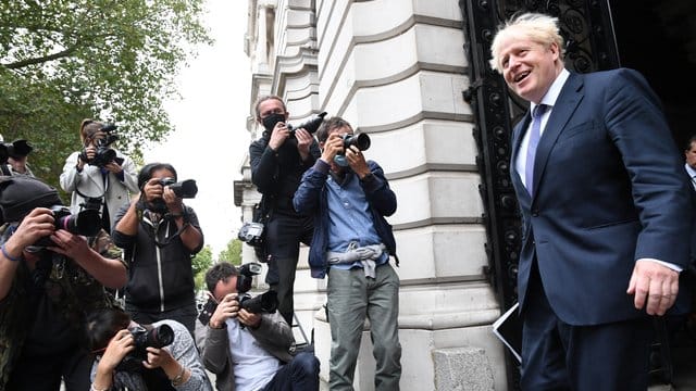 Premier Boris Johnson kehrt nach einer Kabinettssitzung im Foreign and Commonwealth Office (FCO) in die Downing Street 10 in London zurück. Premier Boris Johnson kehrt nach einer Kabinettssitzung im Foreign and Commonwealth Office (FCO) in die Downing Street 10 in London zurück.