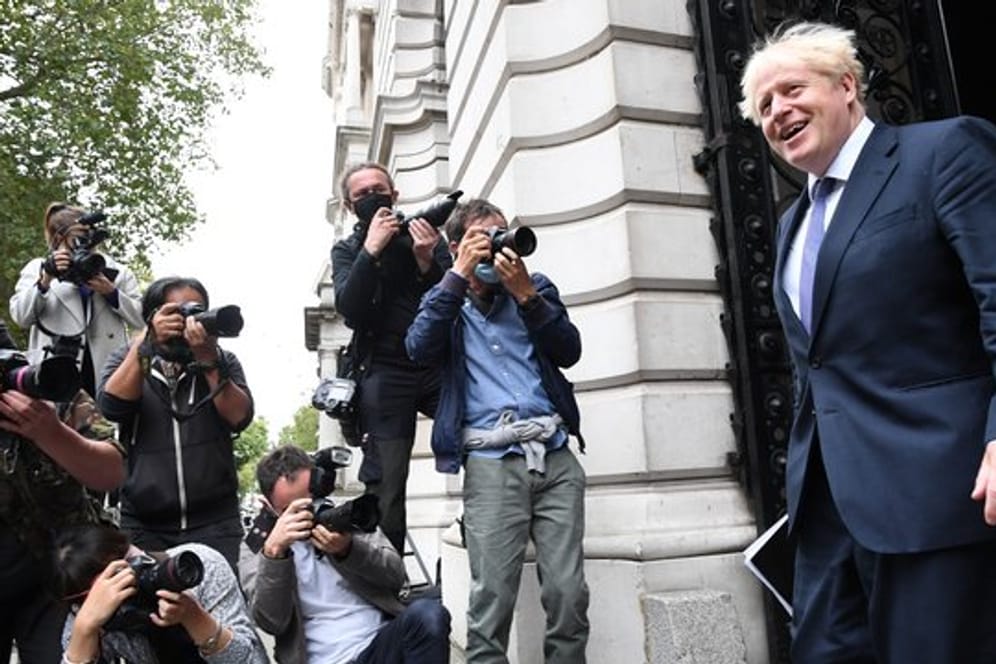 Premier Boris Johnson kehrt nach einer Kabinettssitzung im Foreign and Commonwealth Office (FCO) in die Downing Street 10 in London zurück.