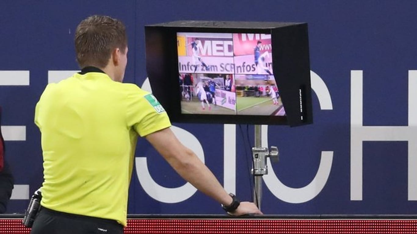 Stellt dem Video-Assistenten ein gutes Zeugnis aus: Bundesliga-Schiedsrichter Patrick Ittrich.
