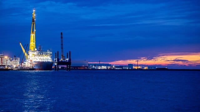 Das russische Verlegeschiff "Akademik Tscherski" liegt im Hafen Mukran auf der Insel Rügen. Das russische Verlegeschiff "Akademik Tscherski" liegt im Hafen Mukran auf der Insel Rügen.