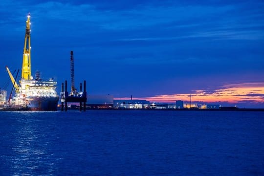Das russische Verlegeschiff "Akademik Tscherski" liegt im Hafen Mukran auf der Insel Rügen.