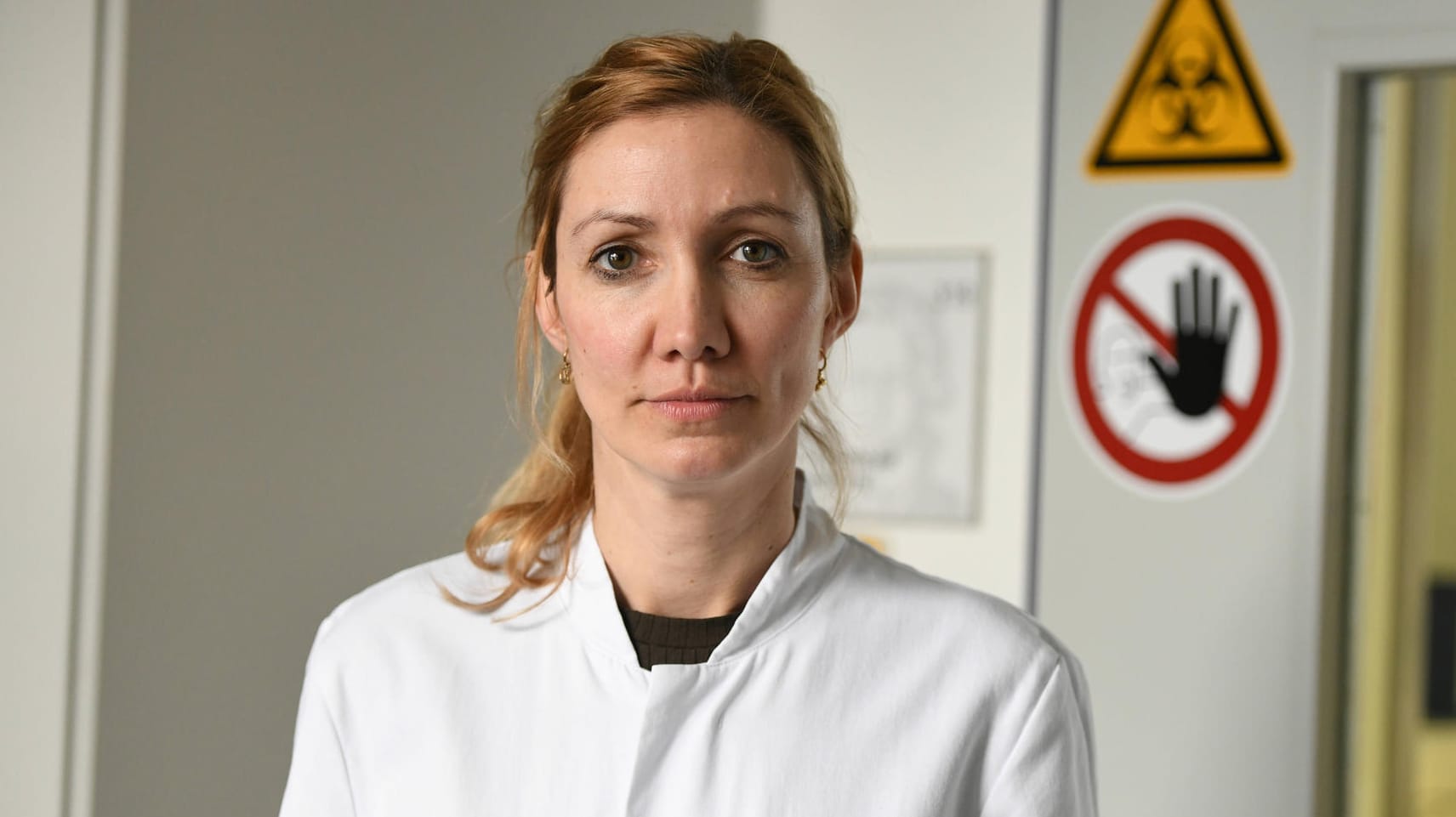 Sandra Ciesek Leiterin der Virologie in Frankfurt: "Ich kenne auch die Patientenperspektive gut und habe Erfahrung darin, komplexe Themen einfach zu erklären." Sandra Ciesek Leiterin der Virologie in Frankfurt: "Ich kenne auch die Patientenperspektive gut und habe Erfahrung darin, komplexe Themen einfach zu erklären."