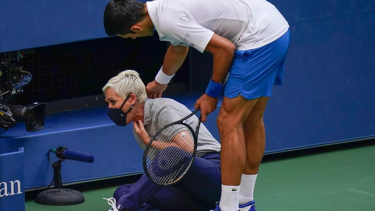 Novak Djokovic: Der Weltranglistenerste direkt nach dem Ball, der die Linienrichterin getroffen hat. Inzwischen verteidigt er die Frau bei Fans.