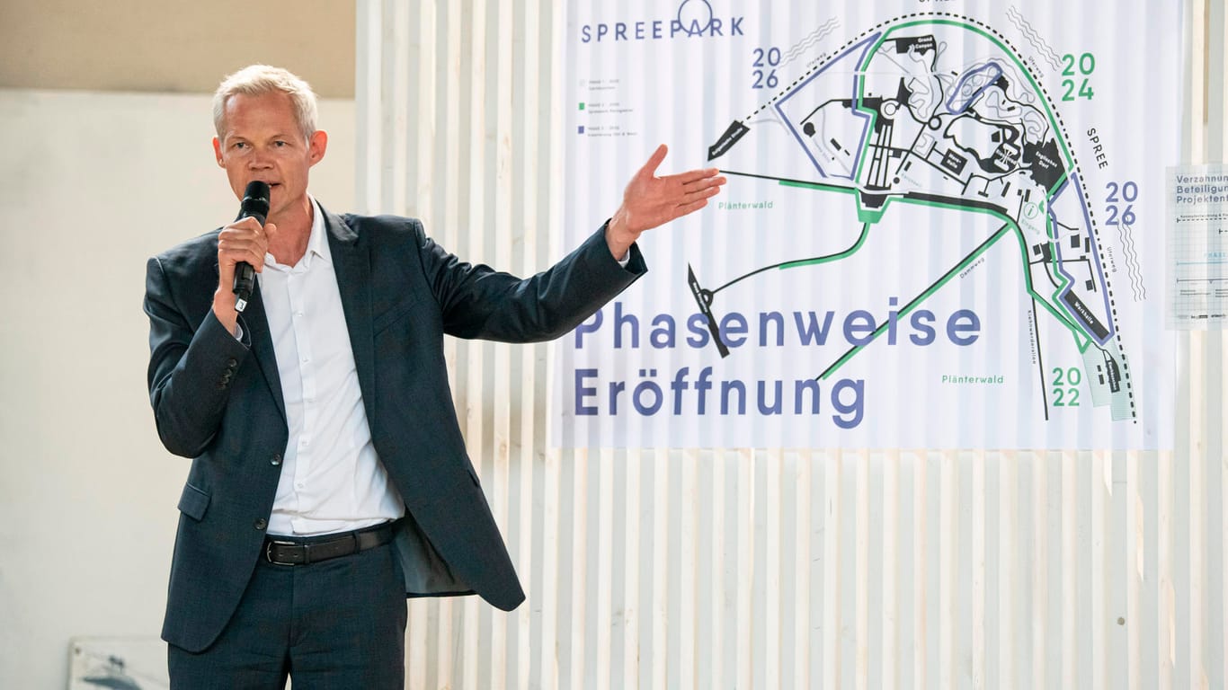 Christoph Schmidt, Geschäftsführer Grün Berlin GmbH: Er stellt den Plan des neuen Spreeparks im Plänterwald vor.