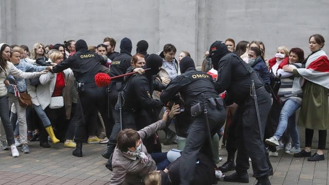 Polizisten gehen in Minsk gegen Demonstranten vor.