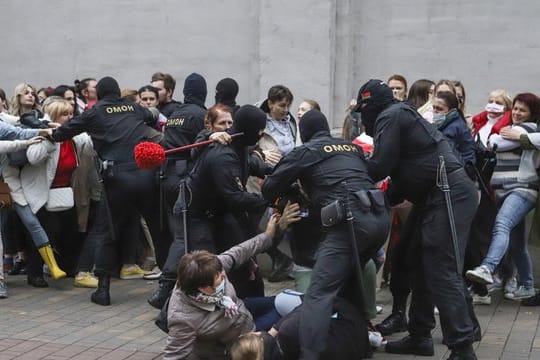 Polizisten gehen in Minsk gegen Demonstranten vor.