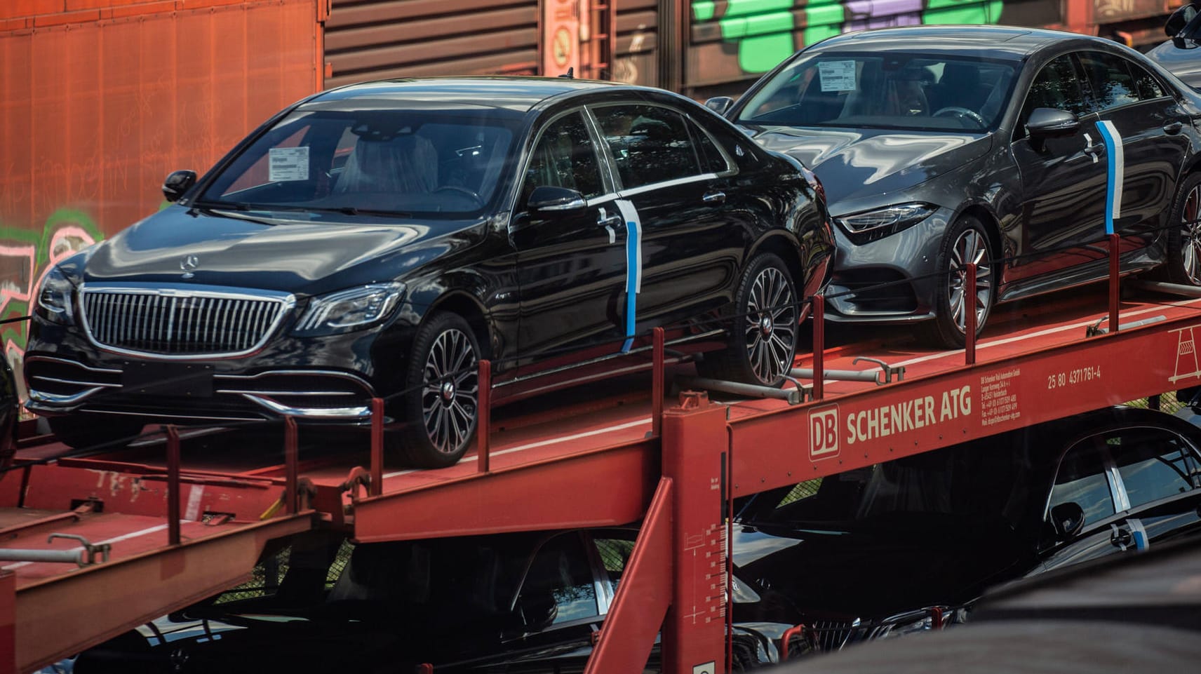 Neuwagen auf einem Güterzug (Symbolbild): Wegen der Corona-Krise ist der Absatz an Neuwagen stark eingebrochen, Hersteller und Zulieferer haben große Probleme.