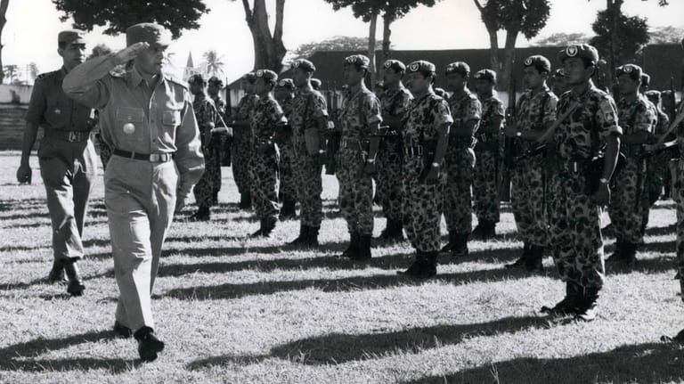 General Nasution bei einer Truppeninspektion 1965: Gemeinsam mit General Suharto griff der Militär nach der Macht. Ein Mittelsmann bat Deutschland um Unterstützung.