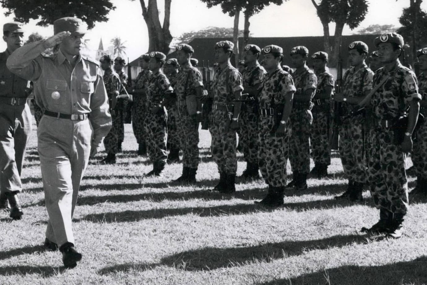 General Nasution bei einer Truppeninspektion 1965: Gemeinsam mit General Suharto griff der Militär nach der Macht. Ein Mittelsmann bat Deutschland um Unterstützung.