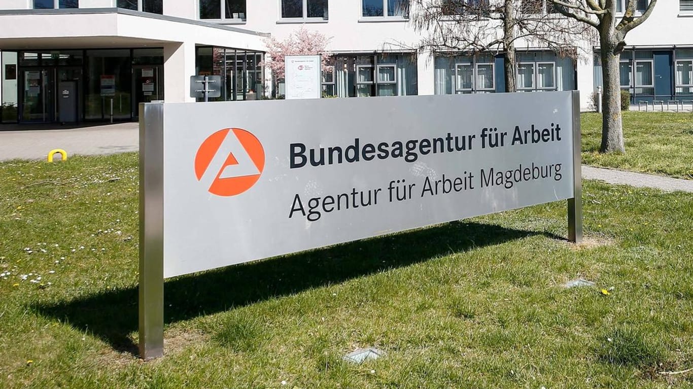 Agentur für Arbeit in Magdeburg (Symbolbild): Hartz-IV-Empfänger bekommen mehr Geld.