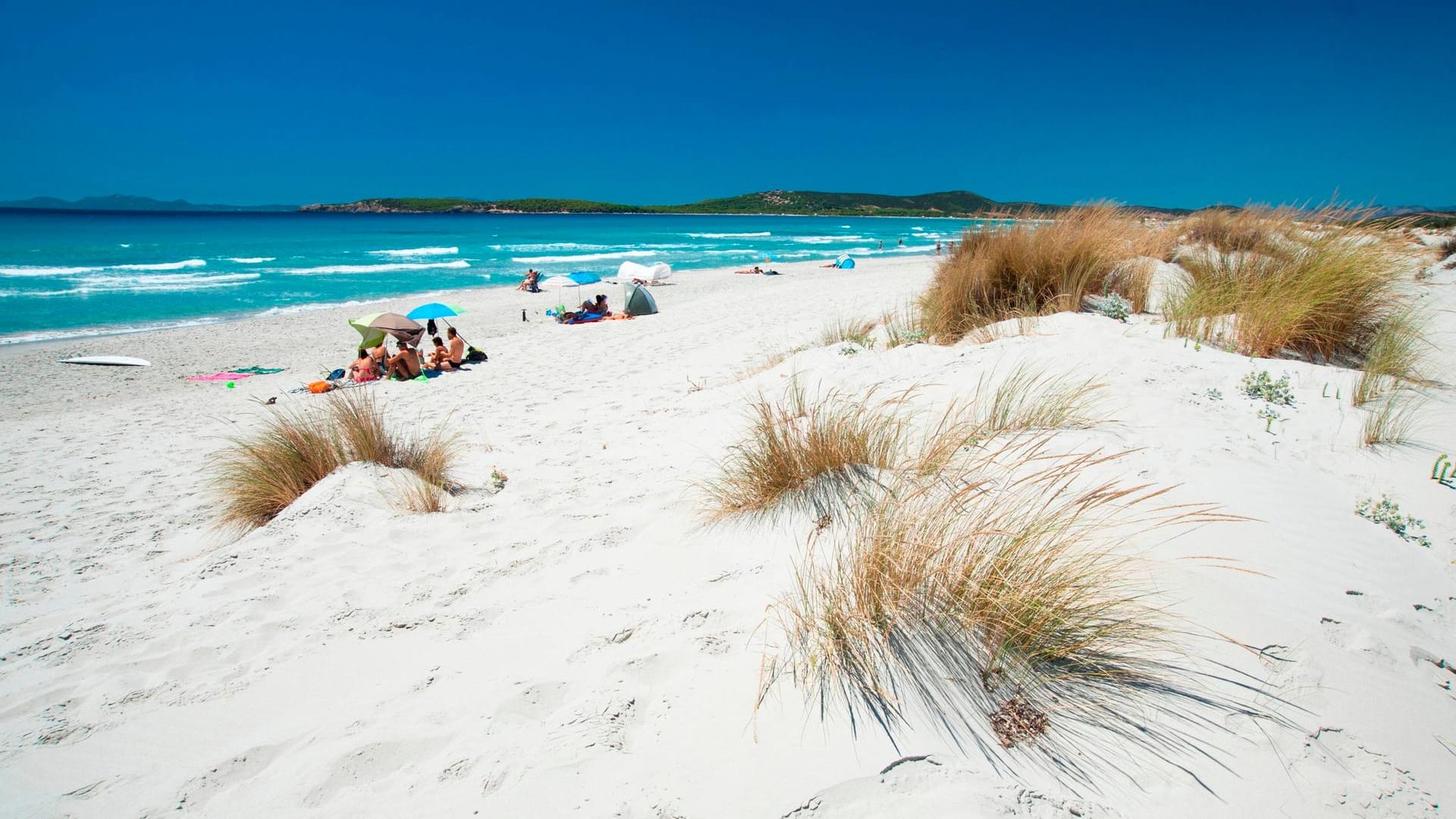 Sardinien: Oft haben Touristen Sand mitgenommen. Seit 2017 wird das Ausführen des weißen Sandes bestraft. Sardinien: Oft haben Touristen Sand mitgenommen. Seit 2017 wird das Ausführen des weißen Sandes bestraft.
