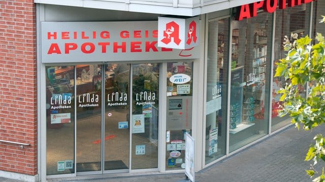 Ein Jahr nach dem Tod einer jungen Frau und ihres Babys durch verunreinigte Glukose aus der Heilig-Geist-Apotheke ist Anklage gegen eine Apothekerin erhoben worden. Ein Jahr nach dem Tod einer jungen Frau und ihres Babys durch verunreinigte Glukose aus der Heilig-Geist-Apotheke ist Anklage gegen eine Apothekerin erhoben worden.