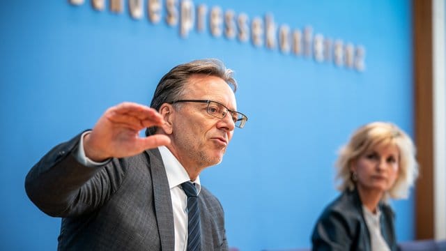 Holger Münch, Präsident des Bundeskriminalamtes (BKA), spricht neben Daniela Ludwig (CSU), Drogenbeauftragte der Bundesregierung, bei der Vorstellung des Lageberichts über Drogenkriminalität. Holger Münch, Präsident des Bundeskriminalamtes (BKA), spricht neben Daniela Ludwig (CSU), Drogenbeauftragte der Bundesregierung, bei der Vorstellung des Lageberichts über Drogenkriminalität.