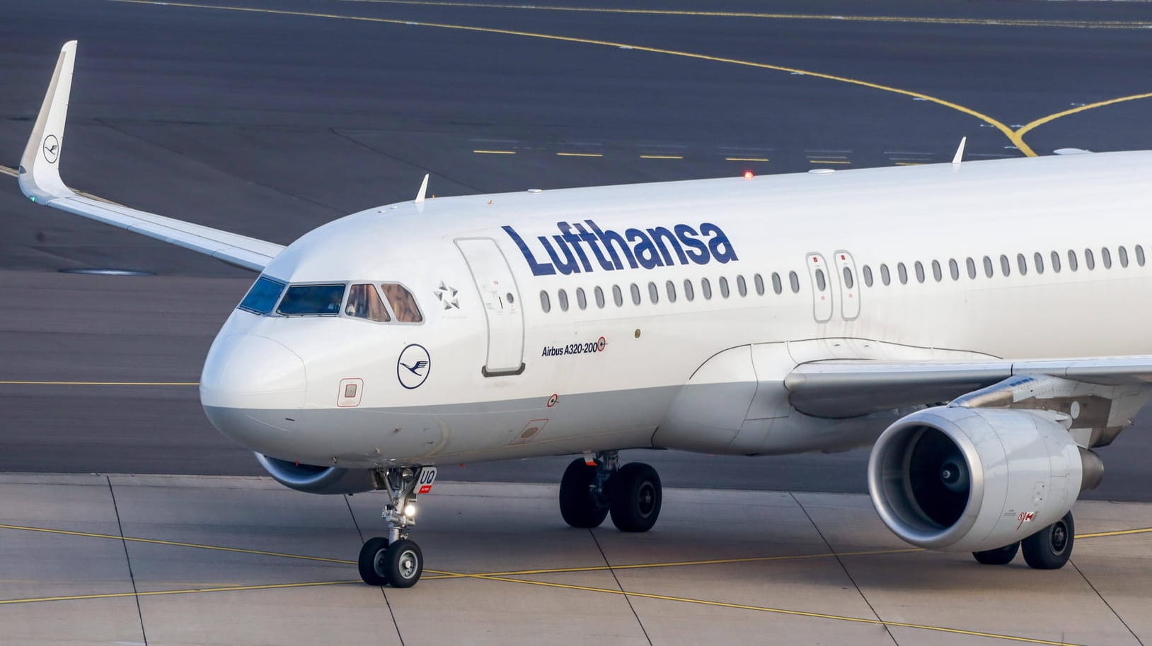 Lufthansa-Maschine (Symbolbild): Der Konzern könnte sich stark verkleinern. Lufthansa-Maschine (Symbolbild): Der Konzern könnte sich stark verkleinern.
