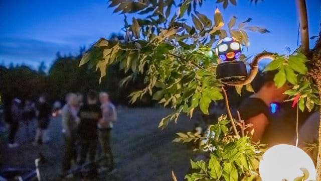 Eine kleine Diskokugel dreht sich: Eine Corona-Party im Volkspark Hasenheide hat mehrere Zehntausend Euro Schaden verursacht. Eine kleine Diskokugel dreht sich: Eine Corona-Party im Volkspark Hasenheide hat mehrere Zehntausend Euro Schaden verursacht.