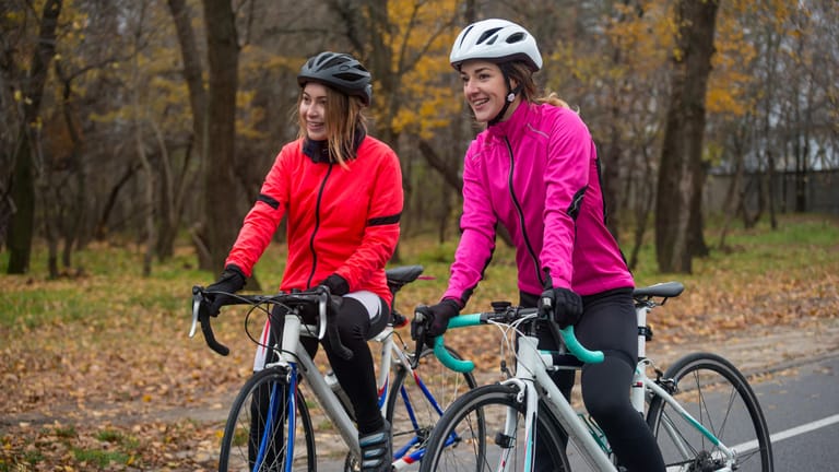 Radfahrerinnen: Auch im Herbst können Sie bei richtiger Kleidung mit dem Rad zur Arbeit fahren.