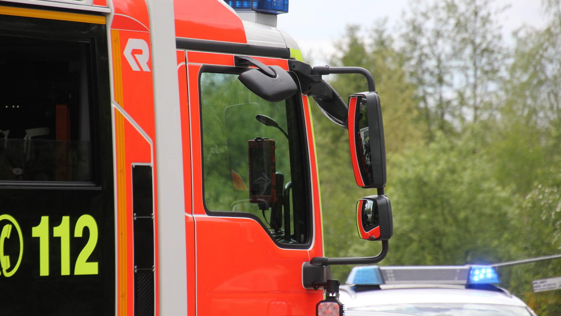 Feuerwehrauto mit der Aufschrift 112: In Düsseldorf konnte die Feuerwehr 15 Menschen aus einem brennenden Haus retten. Feuerwehrauto mit der Aufschrift 112: In Düsseldorf konnte die Feuerwehr 15 Menschen aus einem brennenden Haus retten.