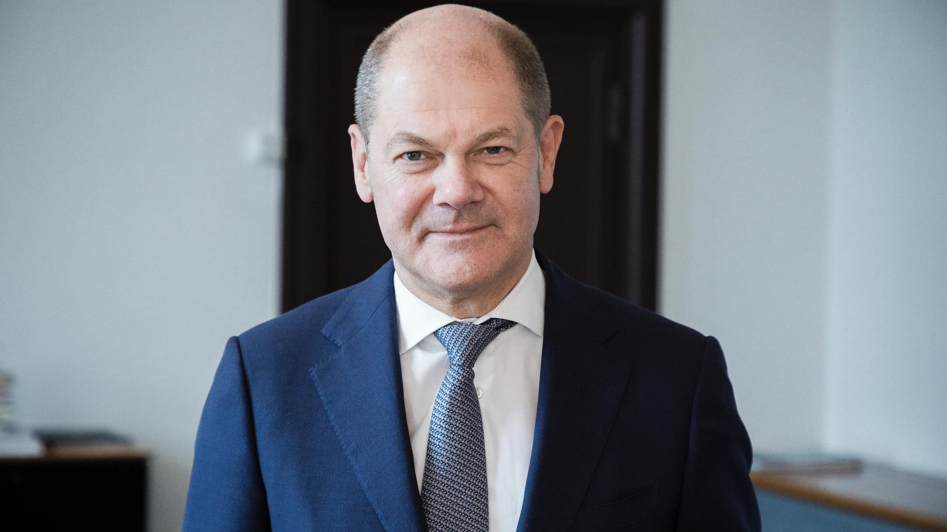 Olaf Scholz: Hat er in Hamburg Einfluss auf eine pikante Steuerangelegenheit genommen? Der SPD-Politiker dementiert vehement, die Opposition ist noch nicht überzeugt.