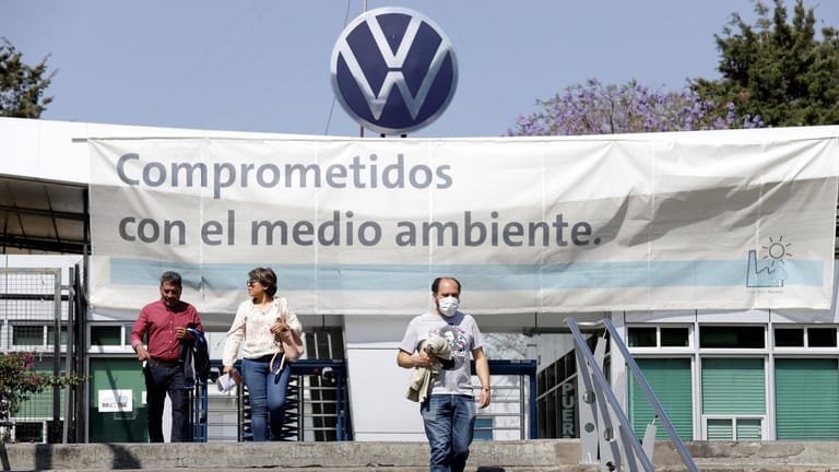 Volkswagen-Produktion in Mexiko (Symbolbild): Das Unternehmen hat einem Autohändler wegen Nazi-Fotos gekündigt.
