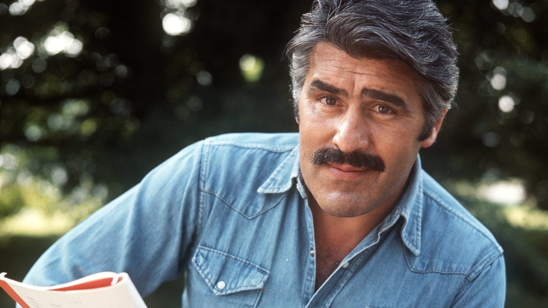 Juni 1977: Mario Adorf studiert seinen Rollentext während der Dreharbeiten des Films "Fedora".