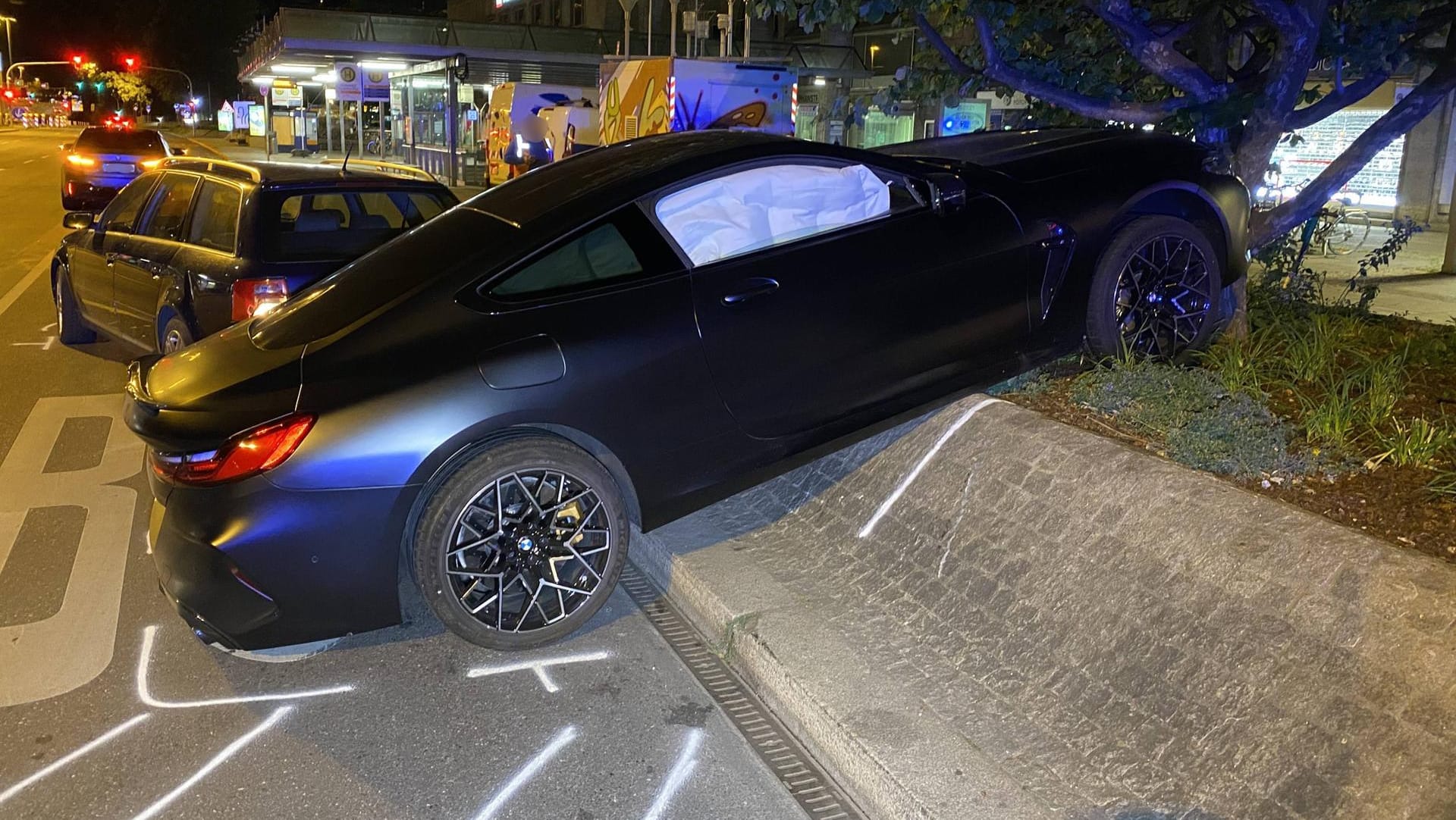 Ein BMW steht mit den Vorderreifen auf einer Blumenrabatte: Das Fahrzeug ist vor dem Stuttgarter Hauptbahnhof außer Kontrolle geraten.