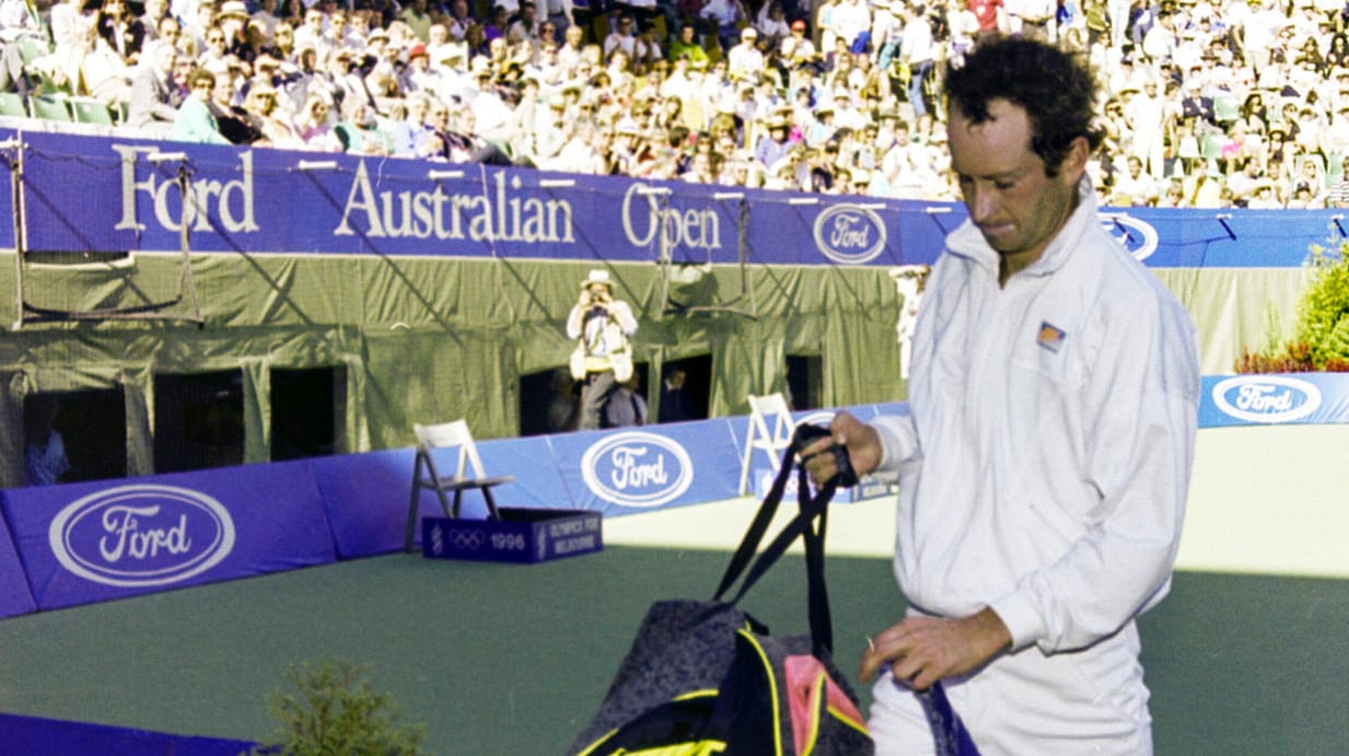 John McEnroe bei den Australien Open: McEnroe verlässt 1990 den Court der Australian Open, nachdem er disqualifiziert wurde.