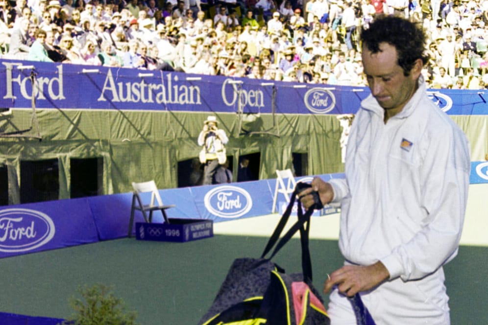 John McEnroe bei den Australien Open: McEnroe verlässt 1990 den Court der Australian Open, nachdem er disqualifiziert wurde.