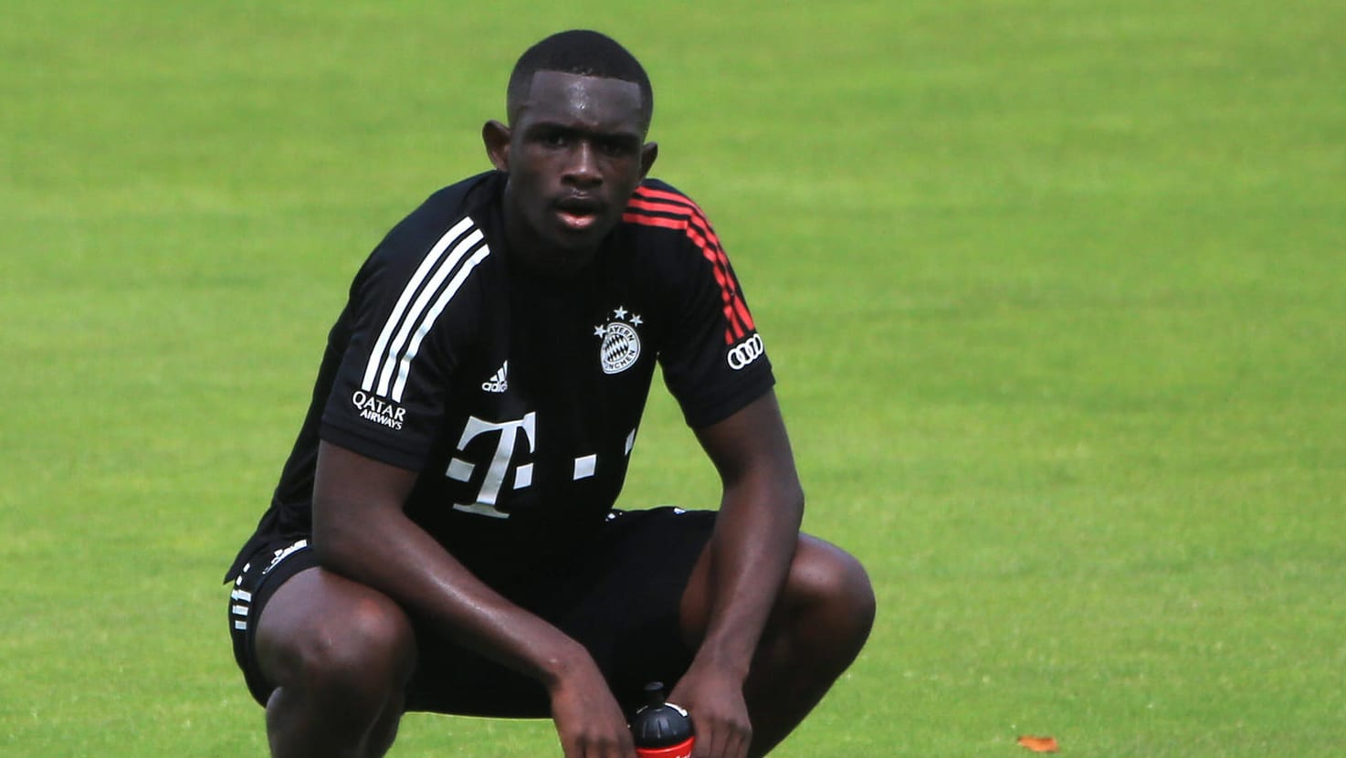 Tanguy Nianzou Kouassi: Der Neuzugang aus Paris könnte den Bayern mehrere Wochen fehlen.