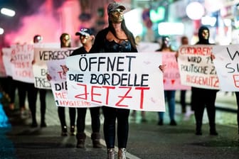 Sexarbeiterinnen demonstrieren auf dem Hamburger Kiez gegen das Arbeitsverbot: Ab dem 15. September dürfen Bordelle in Hamburg wieder öffnen.