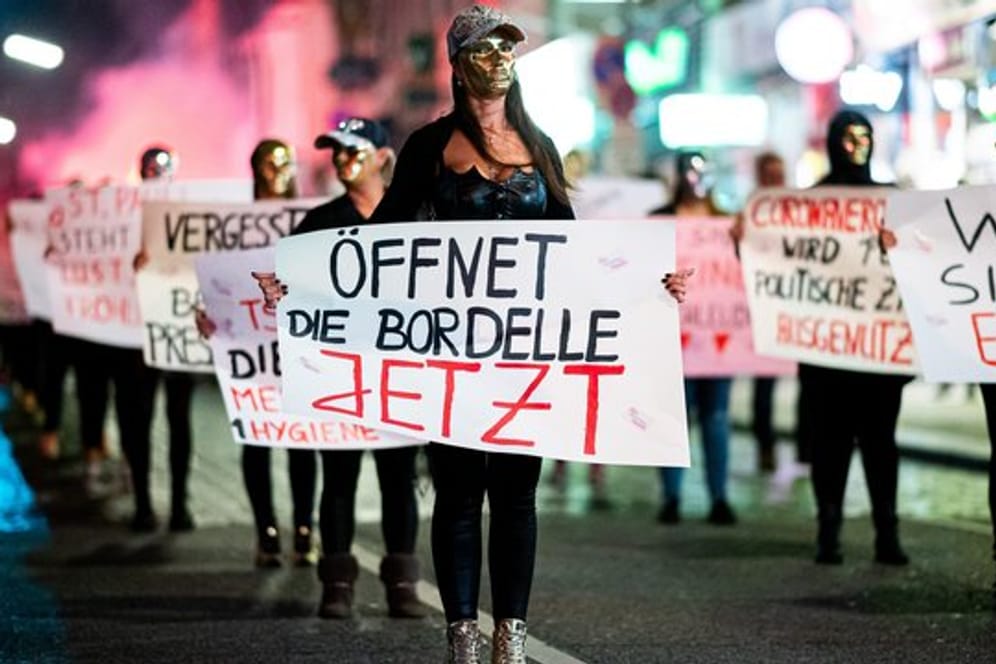 Sexarbeiterinnen demonstrieren auf dem Hamburger Kiez gegen das Arbeitsverbot: Ab dem 15. September dürfen Bordelle in Hamburg wieder öffnen.