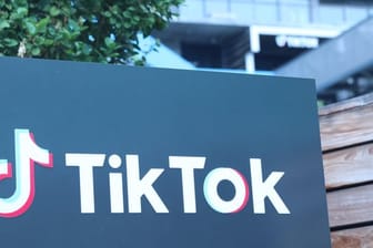 Blick auf das Logo des Videoportals und sozialen Netzwerks Tiktok.