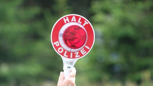 Eine Winkerkelle wird in die Höhe gestreckt (Symbolbild): In Hamburg hat die Polizei einen Autoposer erwischt. Eine Winkerkelle wird in die Höhe gestreckt (Symbolbild): In Hamburg hat die Polizei einen Autoposer erwischt.