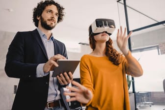 Arbeit mit Tablet und VR-Brille: Digitalisierung hat Unternehmen durch die Krise geholfen