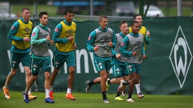 Die Profis von Werder Bremen sollen offenbar auf Teile ihres Gehaltes verzichten. Die Profis von Werder Bremen sollen offenbar auf Teile ihres Gehaltes verzichten.