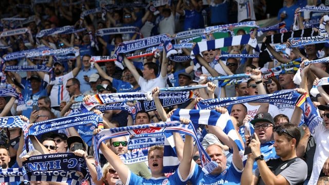 Hansa Rostock darf im DFB-Pokal gegen den VfB Stuttgart vor bis zu 7500 Fans spielen.