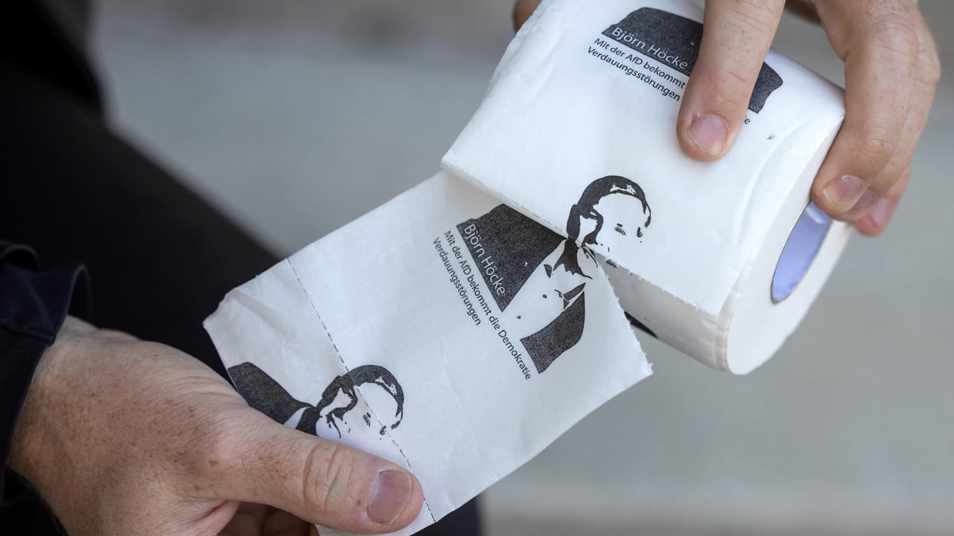 Bedruckte Toilettenpapierrollen: Neben einem Bild von Björn Höcke steht hier der Satz "Mit der AfD bekommt die Demokratie Verdauungsstörungen".