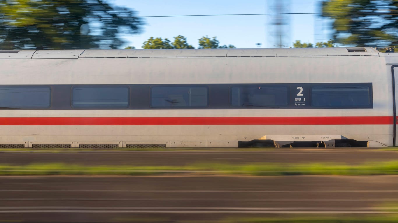 Ein ICE der Deutschen Bahn auf freier Strecke (Symbolbild): Zwischen Bielefeld und Hamm hat es am Dienstagvormittag Verspätungen und Umleitungen gegeben.