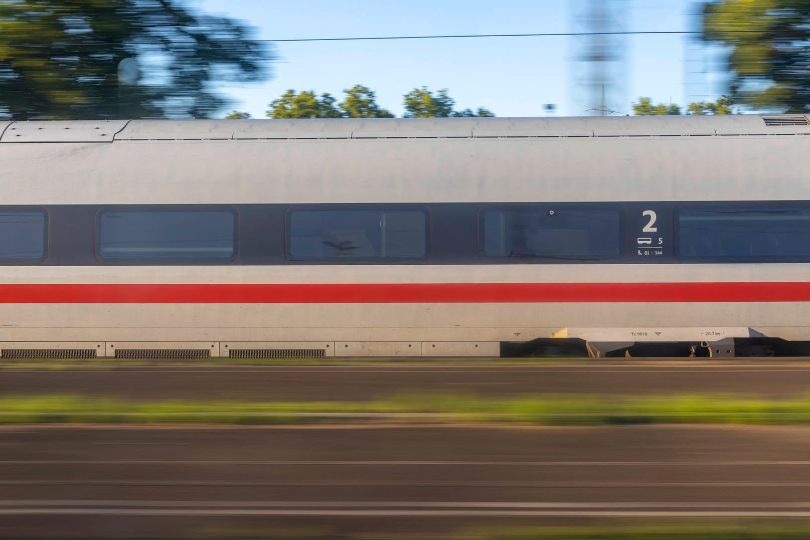 Ein ICE der Deutschen Bahn auf freier Strecke (Symbolbild): Zwischen Bielefeld und Hamm hat es am Dienstagvormittag Verspätungen und Umleitungen gegeben.