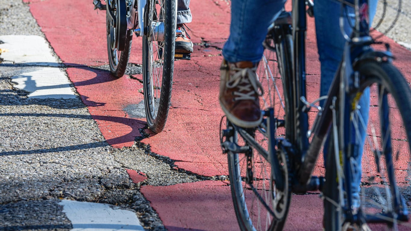 Radfahrer fahren auf einem Fahrradweg (Symbolbild): Eine Wolfsburgerin ist auf ihrem Fahrrad von einem Pkw erfasst worden.