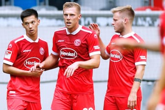 Drei Spieler der Mannschaft von Fortuna Düsseldorf (Archivbild): Die F95-Profis starten Samstag in den DFB-Pokal-Kampf.