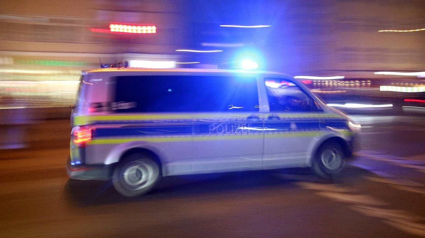 Polizeifahrzeug mit Blaulicht (Symbolbild): In Winsen in Niedersachsen hat hat ein Mann seine Frau und dann sich selbst getötet.