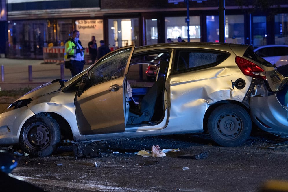 Ein beschädigter PKW steht an der Kreuzung Kurfürstendamm Cicerostraße: Bei einem Unfall war der Wagen von der Seite getroffen worden.