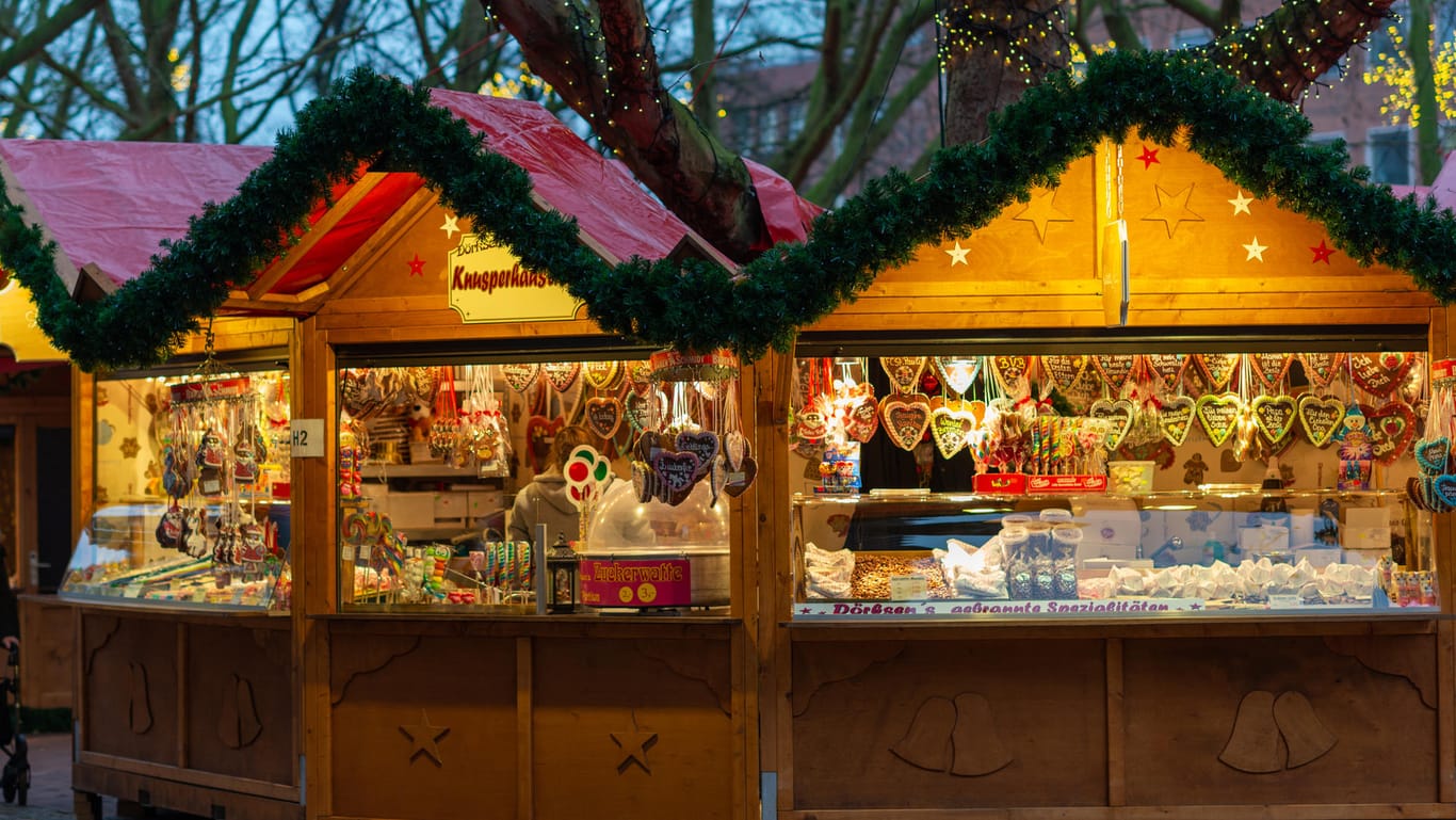 Lebkuchenhütte auf einem Weihnachtsmarkt (Symbolbild): In Köln sollen trotz Corona-Pandemie Weihnachtsmärkte stattfinden.