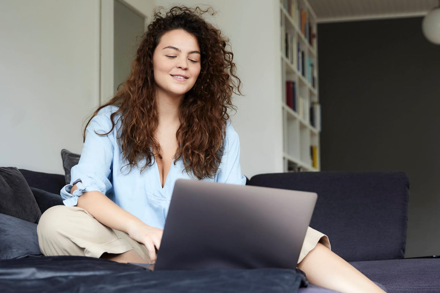 Frau mit Laptop (Symbolbild): Ein Anleihen-ETF ist deutlich günstiger als ein Rentenfonds.