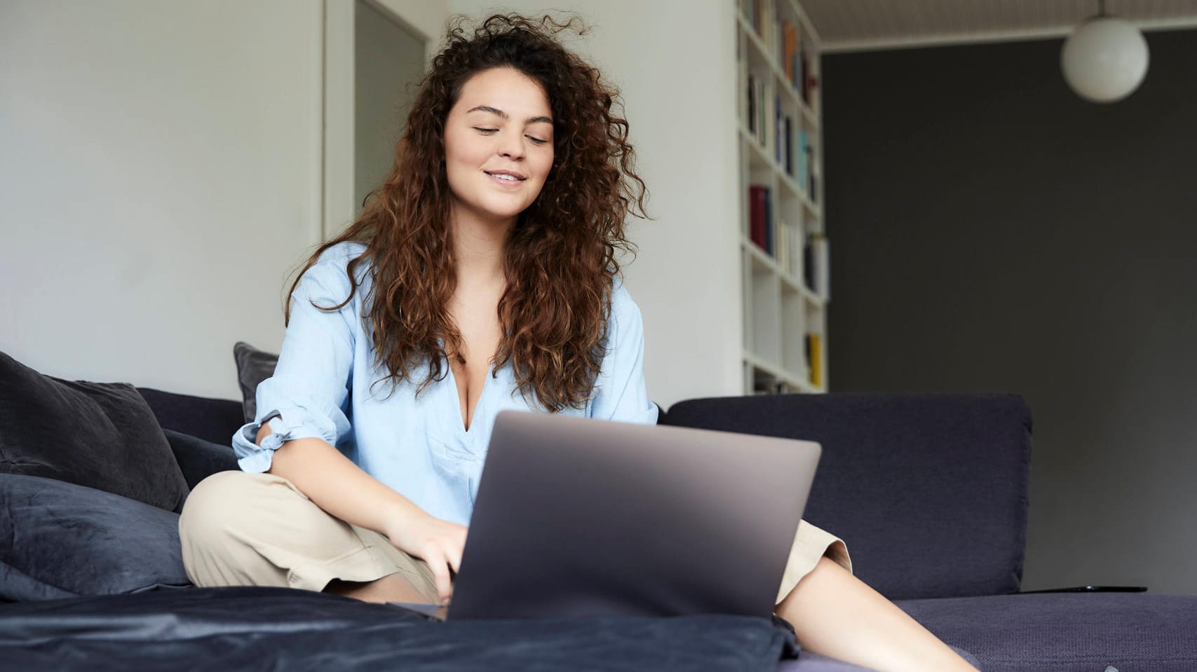 Frau mit Laptop (Symbolbild): Ein Anleihen-ETF ist deutlich günstiger als ein Rentenfonds.