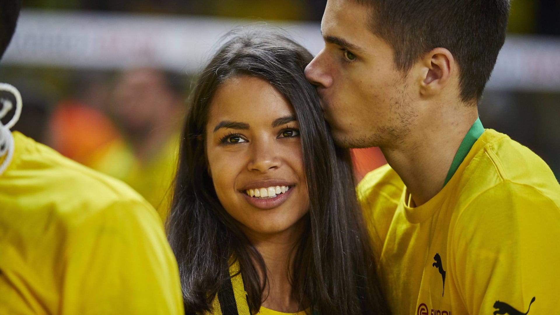 Sarah Richmond und Julian Weigl: Das Paar knutscht beim DFB-Pokalfinale 2017, nachdem der BVB gegen Eintracht Frankfurt gewinnen konnte.