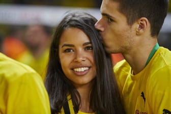Sarah Richmond und Julian Weigl: Das Paar knutscht beim DFB-Pokalfinale 2017, nachdem der BVB gegen Eintracht Frankfurt gewinnen konnte.