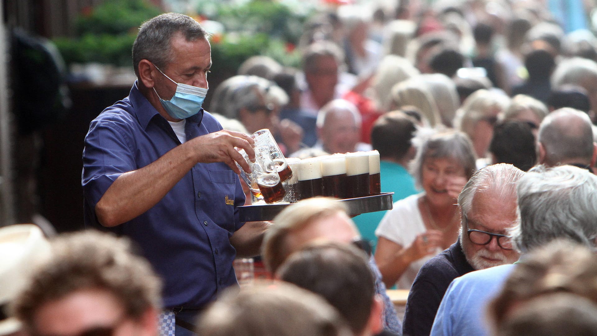 Biergarten in Düsseldorf: Eine weitere Schließung von Restaurants wäre für die Betreiber verheerend.