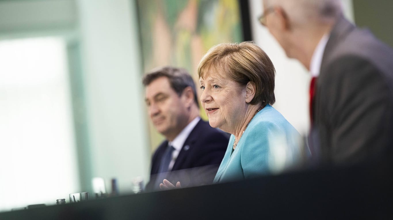 Kanzlerin Merkel, Ministerpräsidenten Söder (l.) und Tschentscher: Schwierige Abstimmungen zwischen Bund und Ländern.